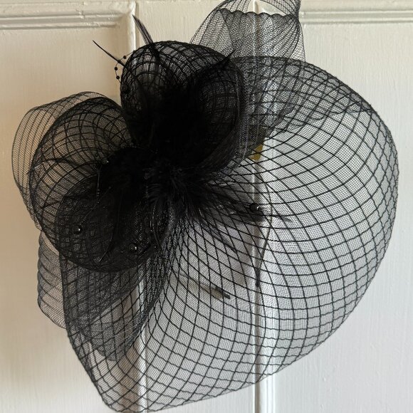 One-of-a-Kind Black Mesh & Feather Fascinator – Carrie Bradshaw Inspired NWT - Picture 1 of 8